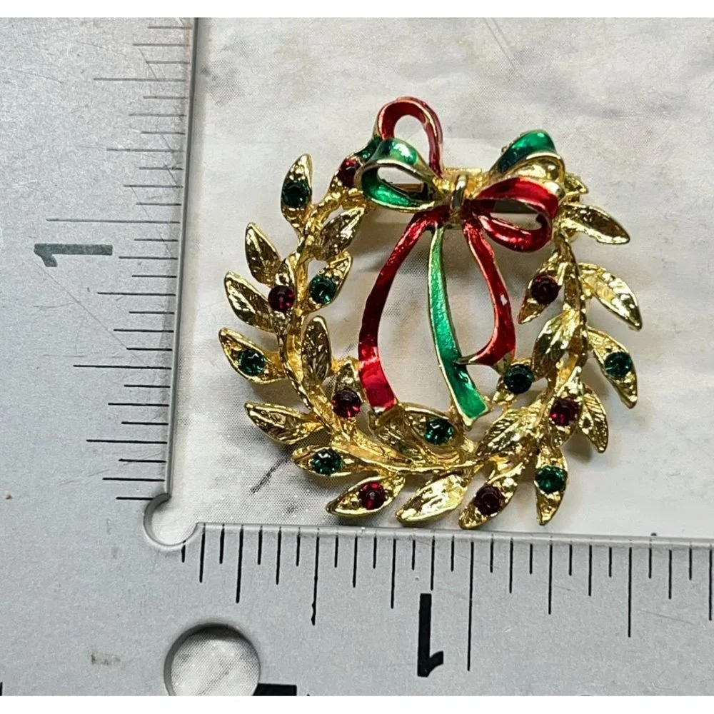 Vintage Christmas Wreath Brooch Pin Gold Tone Red Green Ribbon